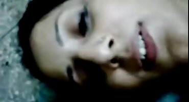 ഫ്ലർട്ട് റെഡ് റെഡ്ഹെഡ് പെൺകുട്ടി അവളുടെ നഗ്ന ശരീരം വെച്ചു സ്നേഹിക്കുന്നു