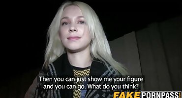 ചിക്കൻ അടിവസ്ത്രത്തിൽ എബണി അവളുടെ കഴുത തിരിഞ്ഞു മാന്യമായി ഒരു ഡ്യൂഡ്