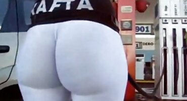 ഒരു വെളുത്ത മനുഷ്യന്റെ ലിംഗത്തിൽ ഇരുണ്ട ഹ്യൂഡ് നിംഫ് വികാരാധീനനായി