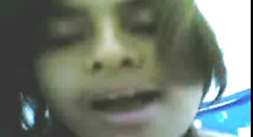 കറുത്ത ടാ പാസെഗെരൊഇ പാസഞ്ചർ പിന്നിലെ സീറ്റിൽ വനിതാ ഡ്രൈവർ