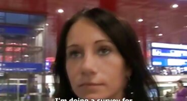 ചെറുപ്പക്കാരൻ കോഴി നിന്ന് എല്ലാ ജ്യൂസും