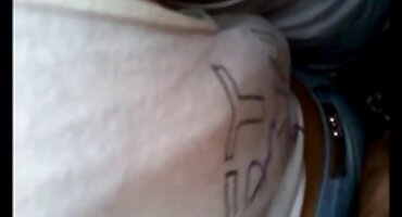 കറുത്ത ലിസ ടിഫിയൻ ക്രൂരമായി ജനക്കൂട്ടം നശിപ്പിക്കുകയും കം കൊണ്ട് തിന്നുകയും ചെയ്യുന്നു