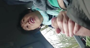 മനോഹരമായ രൂപമുള്ള പ്രായമായ ഷൂസ് ഒരു പുതിയ ആരാധകന് നൽകുന്നു