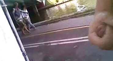 തുറന്ന ജനാലയുടെ മുന്നിൽ അവൾ സെറ്റ് ചെയ്തു, അവളുടെ ക്രോച്ച് കൂടുതൽ വലുതാക്കുന്നു