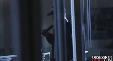 ഇരട്ട നുഴഞ്ഞുകയറ്റം ഇറുകിയ സ്ലിറ്റ് ഒരു നാണംകെട്ട വെളുത്ത സ്റ്റോക്കിംഗ്സ്