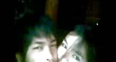 ഒരു സെക്യൂരിറ്റി ഗാര്ഡ് ഒരു ഏഷ്യന് സ്ത്രീയെ പുറകില് കൊണ്ടുവന്നു, പകരം ശിക്ഷിക്കാന്