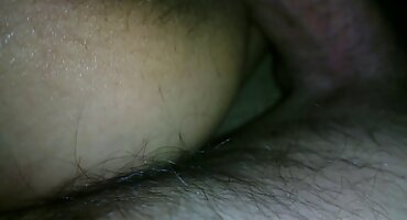 യുവാവ് സന്തോഷത്തോടെ പക്വതയുള്ള ലേഡി അനുഭവം കുതിര ചുംബിക്കുന്നു