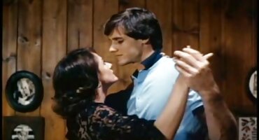 അവളുടെ സ്ട്രിപ്പ്ടീസ് ഉപയോഗിച്ച് ആൺകുട്ടിയെ വശീകരിച്ചു, ഭ്രാന്തൻ സെക്സിനായി ചിത്രീകരിച്ചു