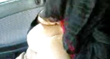 രണ്ട് ബ്രൂണെറ്റുകൾ കഷണ്ടി പുരുഷന്റെ മൊത്തത്തിൽ ചാടുന്ന തിരിവുകൾ എടുക്കുന്നു