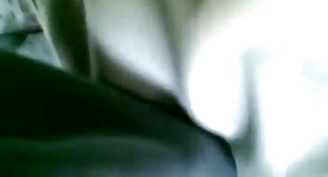 ഓഫീസ് മേശപ്പുറത്ത്, ഒരു കഷണ്ടി മനുഷ്യൻ ഒരു ബസ്റ്റി ബ്രൂണെ