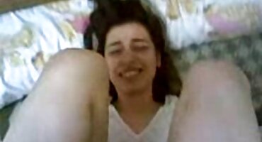 ലോക്കർ റൂമിൽ റെഡ്ഹെഡ് മിനി ഫാറ്റോ