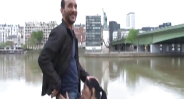 പബ്ബിക് മുടി ഒരു കറുത്ത സ്റ്റഡ് ഉണർത്തുന്നു