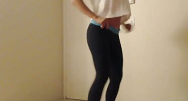 തന്റെ കാലുകൾ കൊണ്ട് ഒരു മനുഷ്യന്റെ ലിംഗം മസാജ് ചെയ്ത് കഴുത്തിൽ തുമ്പിക്കൈ എടുക്കാൻ തയ്യാറാണ്