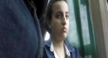 മുറ്റത്ത് നഗ്നനായി സ്പോർട്സ് ചൂട് അപ്പ് ചെയ്യുന്ന ചുവന്ന മുടിയുള്ള പെൺകുട്ടി