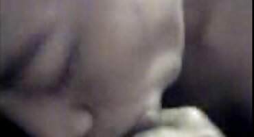 ആൺകുട്ടി ധൈര്യത്തോടെ പുറകിൽ സുന്ദരിയായ പെൺകുട്ടി