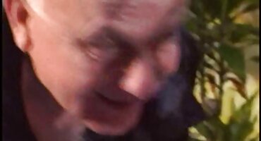 ഒരു പ്രായമായ സ്ത്രീയുടെ പുസിയിൽ യുവ കുതിരപ്പുറത്തു കോഴി