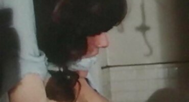 ഒരു ടാറ്റൂ ചെയ്ത മനുഷ്യൻ ക്രൂരമായി കിടക്കയിൽ ഒരു പക്വതയുള്ള ഏഷ്യൻ സ്ത്രീയെ ഫക്ക് ചെയ്യാൻ സന്തോഷമുണ്ട്