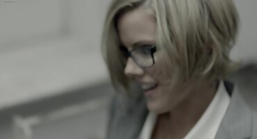 കിടക്കയിൽ കാമുകിയെ പീഡിപ്പിക്കുന്നത് ഒരു നല്ല അനൽ സെക്സിൽ അവസാനിച്ചു