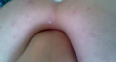 അവൾ ആ പയ്യനെ സുതാര്യമായ പാന്റീസ് കാണിച്ചു, ഒരു അനൽ ഫക്ക് വേണ്ടി കളിയാക്കി