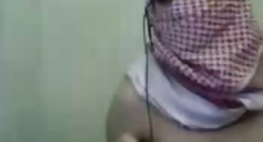 കുളിമുറിയിൽ, ഒരു കഷണ്ടി മനുഷ്യൻ ദയനീയമായി ഒരു പെറ്റിറ്റ് ബ്രൌണിന്റെ പുസ്സി