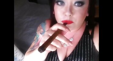 അവൾ കാമുകന്റെ മുന്നിലേക്ക് കാലുകൾ നീട്ടി അവളുടെ പുറകിൽ