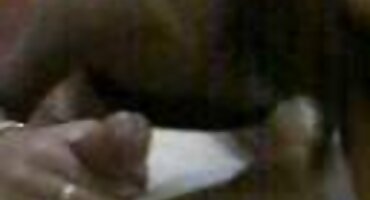 അവൾ സോഫയിൽ അവളുടെ സൌന്ദര്യം കാണിച്ചു, ഒപ്പം മാസ്ക്