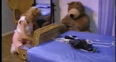 എണ്ണയിട്ടിരിക്കുന്ന പെറ്റിറ്റ് ലാറ്റിന അവളുടെ കാലുകൾ ഒരു ചൂടുള്ള കാലുകൾ ഫക്ക്