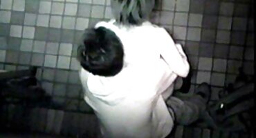 മൃദുവായ കാലുകളുള്ള ഒരു വലിയ ലിംഗം കത്തിക്കുന്ന ഒരു ബോഡ് വയല പർപ്പിൾ