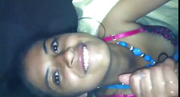 ജാപ്പനീസ് ഭാര്യ ഒകി ഹിതോമി ഭർത്താവിന്റെ മാർഗ്ഗനിർദ്ദേശത്തിൽ ഒരു അപരിചിതന്റെ കോഴിയെ കുടുക്കുന്നു