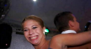 ദുർബലനായ ഒരു വ്യക്തിയുടെ മുഖത്ത് സെല്ലുലൈറ്റ് കുലുക്കുന്ന സന്തോഷകരമായ കൊഴുപ്പ് സ്ത്രീകൾ