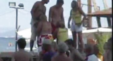 പക്വതയുള്ള സ്ത്രീ സജീവമായി കോഴി മുട്ടുകുത്തി ഒരു സിഗരറ്റ് വലിക്കുന്നു