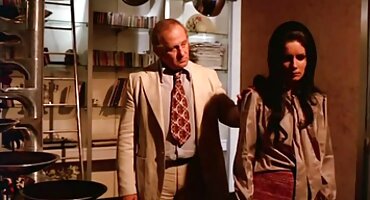 കട്ടിലിൽ കറുത്ത ചുണ്ടുകൾ കൊണ്ട് ഒരു വലിയ കോഴിയെ വലിച്ചെറിഞ്ഞു