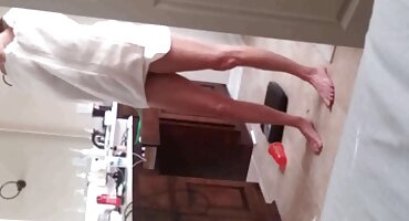 ലോക്കർ മുറിയിൽ, ഒരു കഷണ്ടി മനുഷ്യൻ നാറി വലിയ മുലകൾ കൊണ്ട് പക്വതയുള്ള അത്ലറ്റ്