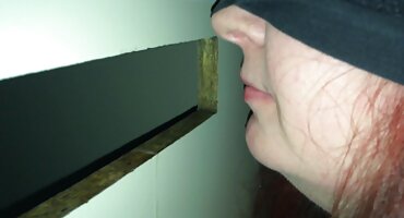 ദുർബലമായ മിനി ബിക്കിനിയിൽ ബ്രൂണെ ഒരു അനൽ ഫക്ക് ന് ഇടറിവീണു