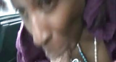 പക്വതയുള്ള വെളുത്തുള്ളി അവളുടെ കാമുകൻ ഹാർഡ് ആഗ്രഹിക്കുന്നു