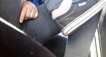 പരിചയസമ്പന്നയായ സ്ത്രീ ഒരു പുരുഷന്റെ കോഴിയെ കണ്ടെത്തി, മുകളിൽ ഒരു ഹൂഡ് നട്ടു