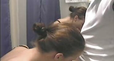 യംഗ് മുലക്കണ്ണ് പ്രകടനം ആഴമുള്ള തോളിൽ