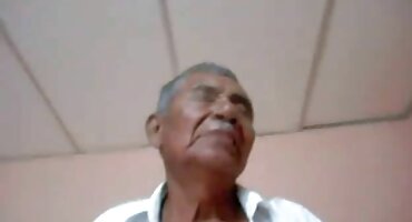 അടിവസ്ത്രത്തിൽ ഇരുണ്ട ഹ്യൂഡ് വേശ്യാവൃത്തി ഒരു ഗ്രബ്ബ്-എ-തോൺ ചെയ്തു