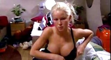 ബെഡ്ഡിൽ പുരുഷന് ചൂടുള്ള സെക്സ് നൽകുന്നു