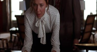 വേനൽക്കാല അവധിക്കാലത്ത് ഗ്രൂപ്പ് സെക്സ് പരിശീലിക്കുന്ന യുവ സ്വെറ്ററുകൾ