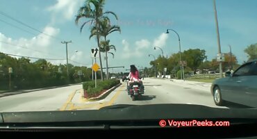 നാണം ഏഷ്യൻ വസ്ത്രം ധരിച്ച് കുളത്തിൽ രണ്ട് ജാപ്പനീസ് ഒരു കുളത്തിൽ