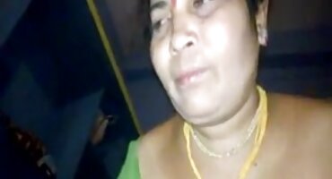 ഏഷ്യൻ പെൺകുട്ടിയുടെ രോമമുള്ള സമനിരപ്പുണ്ടാക്കുക കളിക്കുന്നു