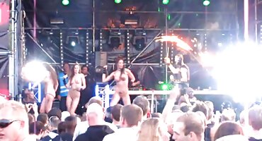 മുതിർന്ന നിക്കി കപോണ് യുവ കാമുകനെ വശീകരിക്കുന്നു