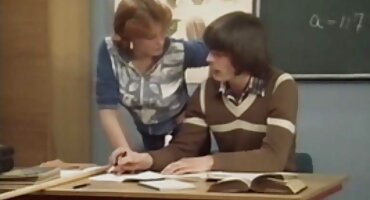 അവളുടെ പങ്കാളിയുടെ വലിയ ഇണചേരൽ നിന്ന് ബുസ്റ്റി എബണി കഷണ്ടി