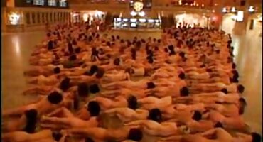 കഷണ്ടി ഡ്യൂഡ് ഉടമസ്ഥതയിലുള്ള മുതിർന്ന റെഡ്ഹെഡ് മെലിഞ്ഞ കുണ്ടി