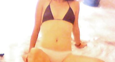 ആ മനുഷ്യൻ ഒരു പക്വതയുള്ള ബ്രൌണിന്റെ കൈ സിങ്കിൽ നിന്ന് രക്ഷിക്കുകയും രക്ഷപ്പെടുത്തുകയും ചെയ്തു