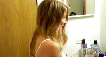 ഉടമസ്ഥൻ കുളിമുറിയിൽ ടിറ്റ്ഡ് ബ്രൌൺ ഹൗസ് കീപ്പർ