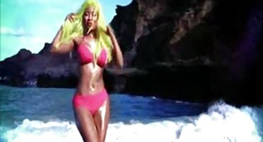 വീട്ടിലെ പോർച്ചിൽ കഴുതയിൽ ഫക്ക്ഡ് യുവ സ്ലട്ട്