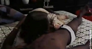 ഒരു കസേരയിൽ കിടക്കുന്ന ബ്ലൊഗ് ഒരു ചൂടുള്ള സ്വയംഭോഗം ഉണ്ട്