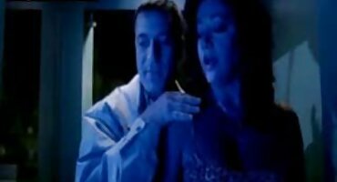 അവൻ കാറിൽ ഒരു ബ്ളോഗ് നൽകുന്നു, പിൻ സീറ്റിൽ പുസിയെ മാസ്റ്റർ ചെയ്യാൻ നിങ്ങളെ അനുവദിക്കുന്നു